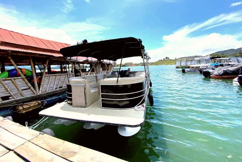 Ready-to-sail pontoon boat
