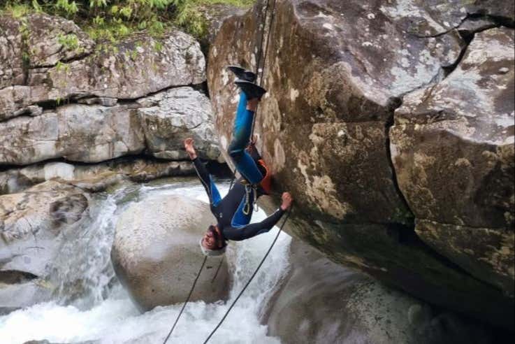 Divertida práctica de rápel en las rocas