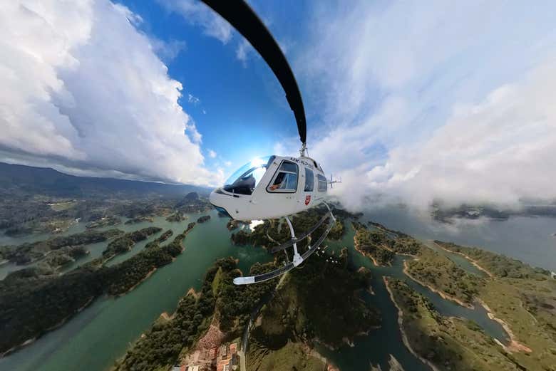 Sobrevolaréis el Malecón y la isla de la Fantasía