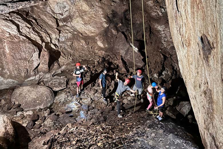 Facendo discesa in corda doppia