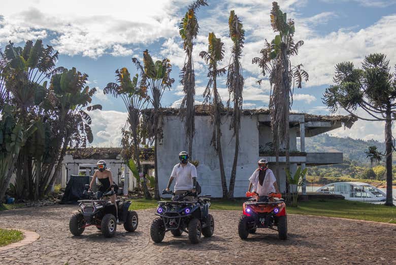 Recorriendo quad la histórica hacienda La Manuela