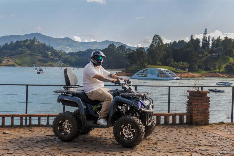 Pasando junto al embalse de Guatapé