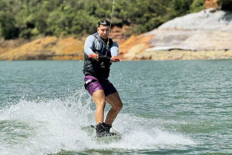 Disfrutando del wakeboard en las aguas del embalse de Guatapé