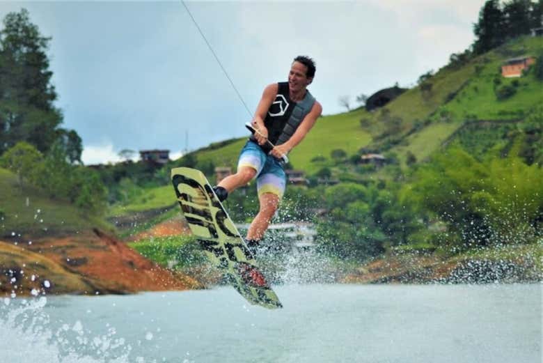Pirouettes sur la planche de wakeboard