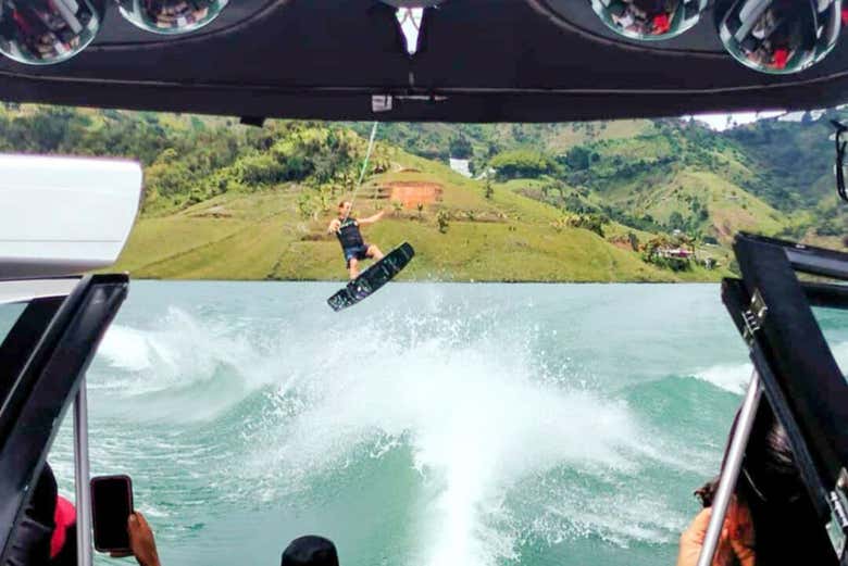 Un saut en wakeboard vu depuis le bateau