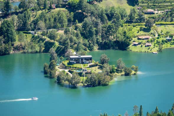 Paseo en lancha pontón por el embalse de Guatapé con barbacoa