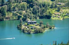 Paseo en lancha pontón por el embalse de Guatapé con barbacoa