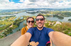 Passeio de barco privado pela barragem de Guatapé