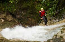 Trekking y rápel en el río Guatapé