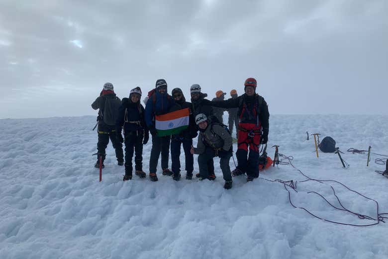 Foto de grupo en la cima del nevado