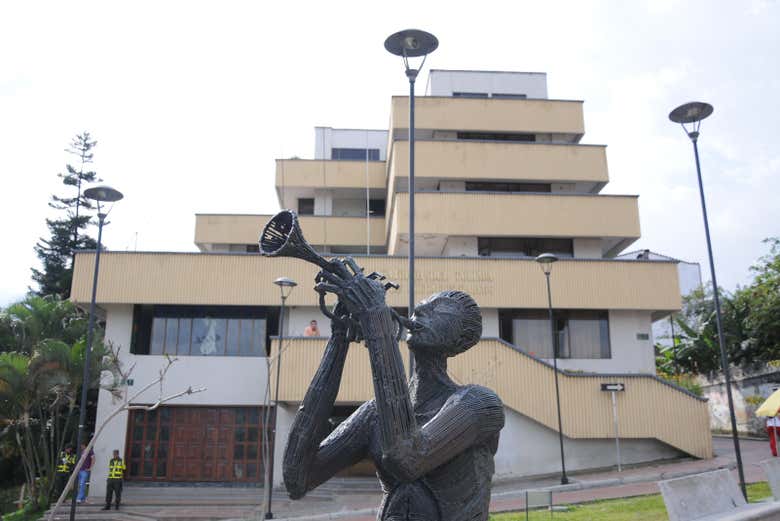Estatua de trompetista, parque de la Música