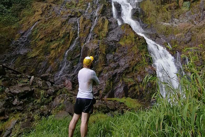 Admirando la caída de agua