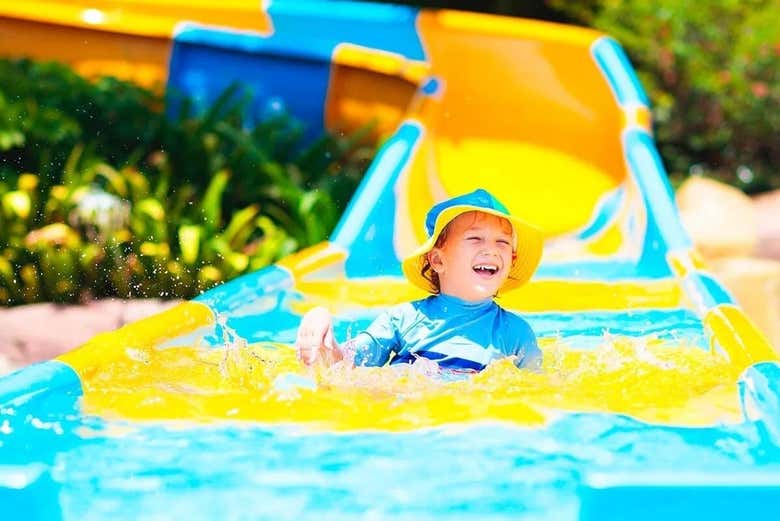 Deslizándose por uno de los toboganes acuáticos