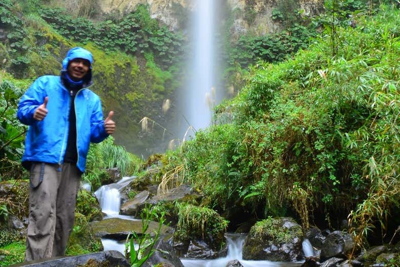 Con la cascada El Salto de fondo