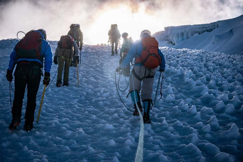 Escalando la ladera del monte