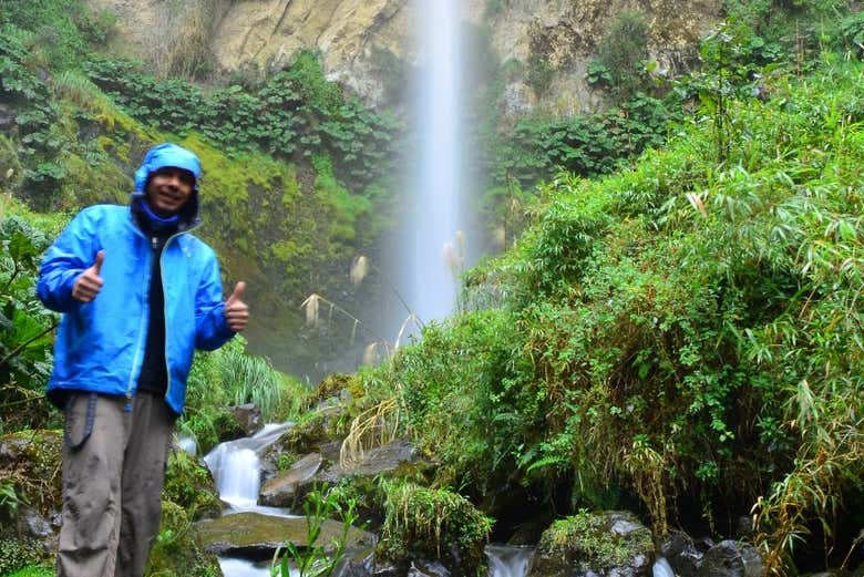 Tomándonos una foto con la cascada de fondo