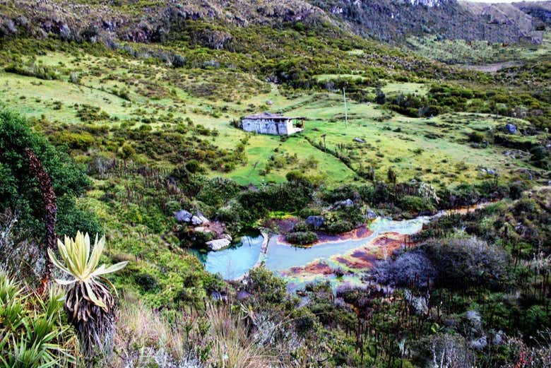 Baños termales en medio de las montañas