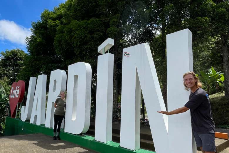 Posando junto al letrero de Jardín