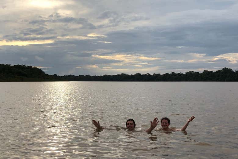Nadando no lago Camungo