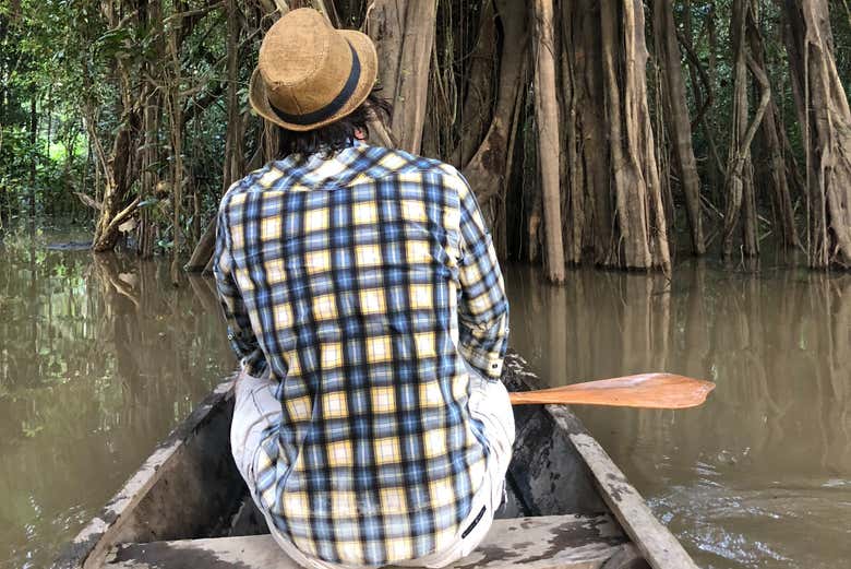 Barca navegando pelo Amazonas saindo de Leticia