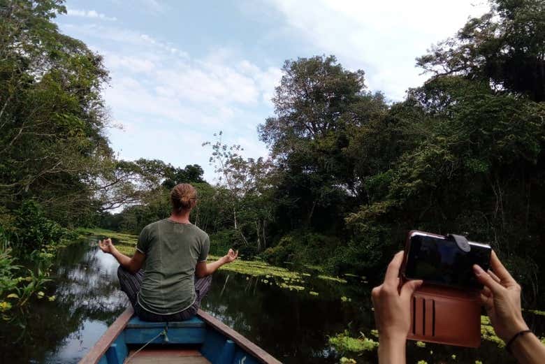 Desfrutando de um passeio de barca tradicional