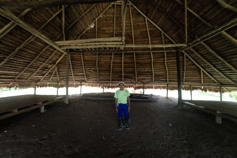 Interior de una cabaña tikuna
