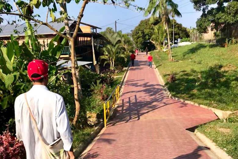 Caminando junto al guía para visitar los tikuna