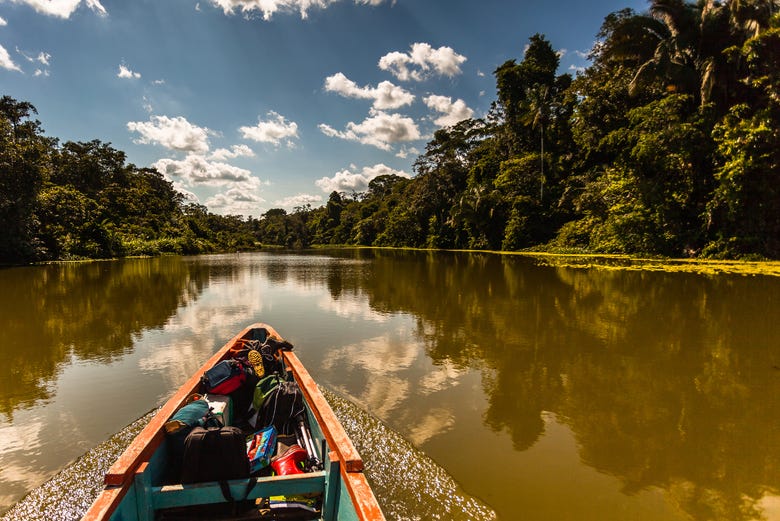 Passeando de canoa pelo rio Amazonas