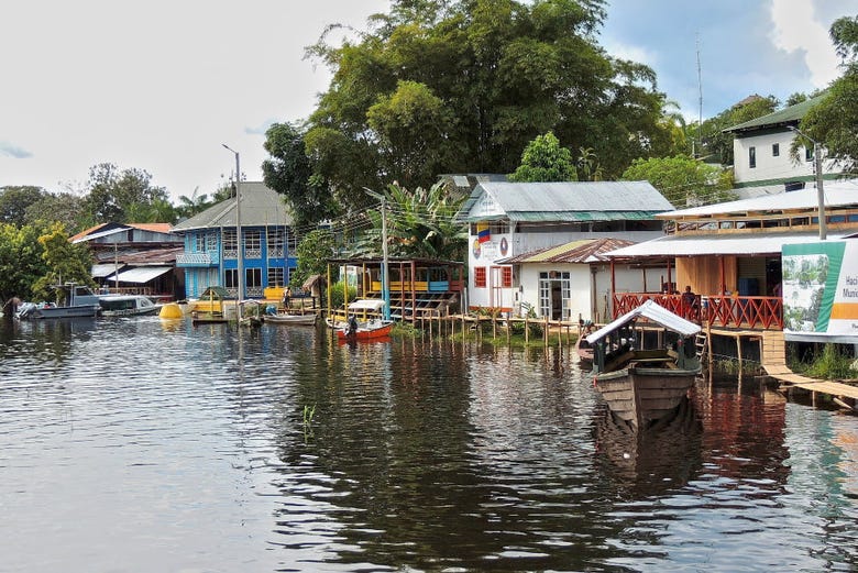 Casas junto al río Loretoyacu