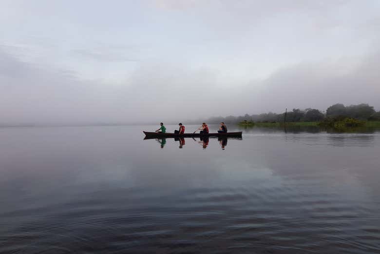 Saindo de manhã de canoa pelo lago