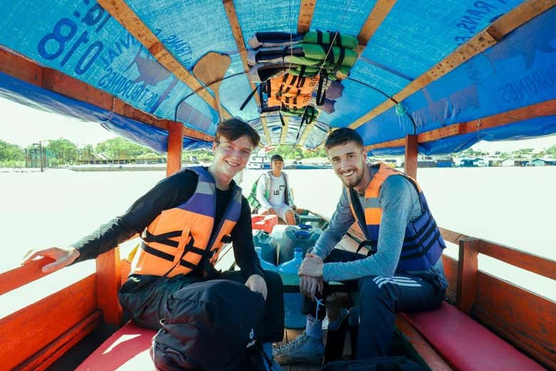 Recorriendo el lago Piraña