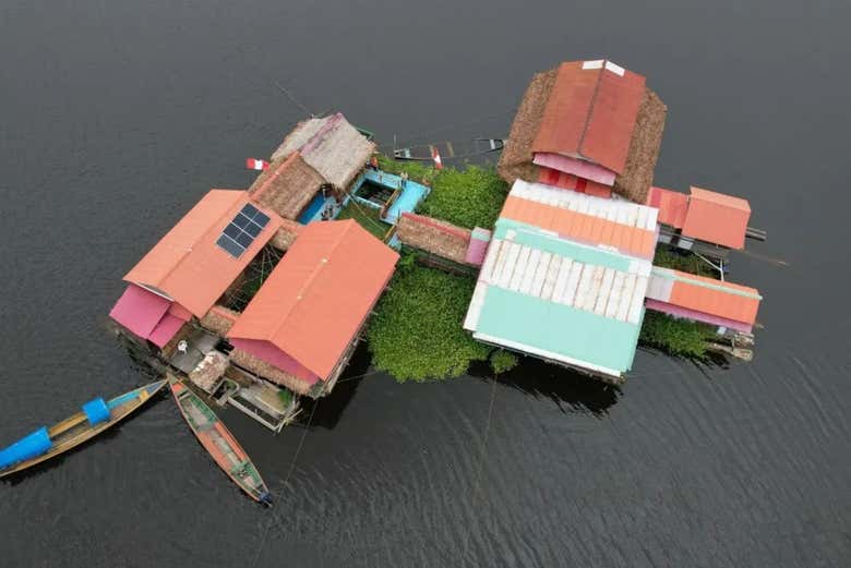 Nos alojaremos en unas cabañas flotantes del lago Piraña