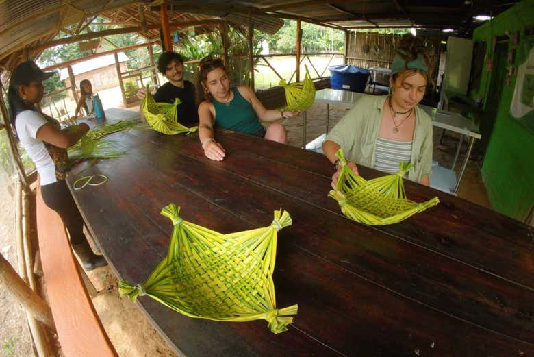 Compartiendo saberes en un taller artesanal amazónico