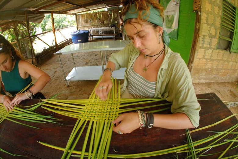 Aprendiendo a tejer con hojas de palma
