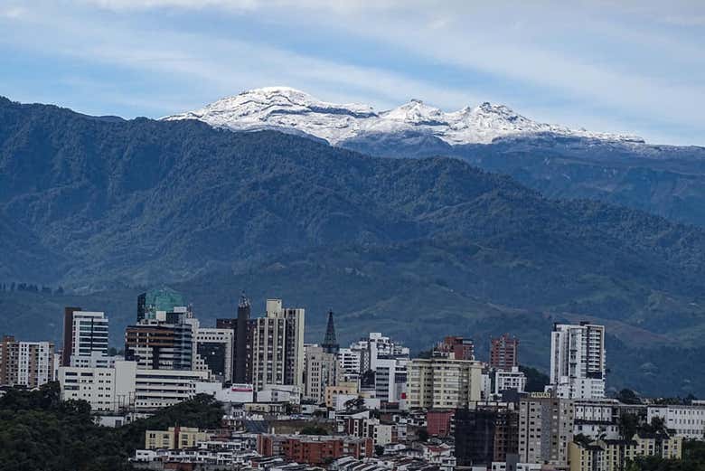 Panorámica del Nevado del Ruiz desde la ciudad de Manizales