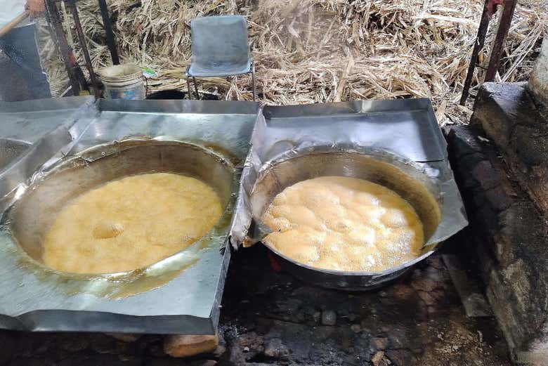 El jugo de la caña se lleva a ebullición