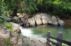 Excursión privada al balneario Villa del Río y senderismo por el río Sucio