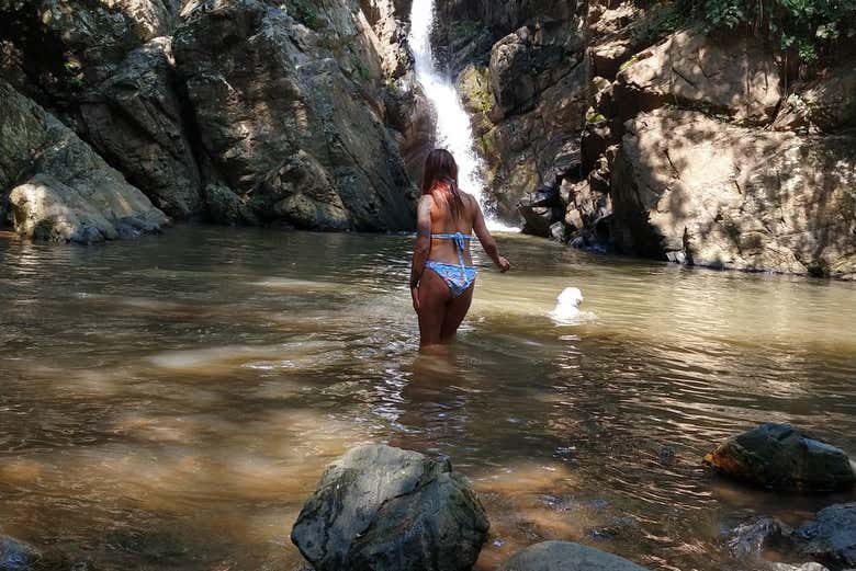 Baño en la catarata del río Cuamo