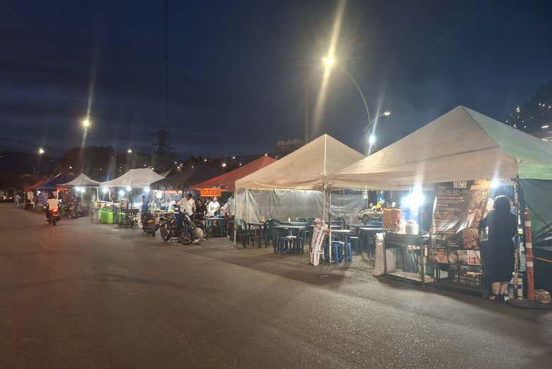 Le bancarelle di street food della zona