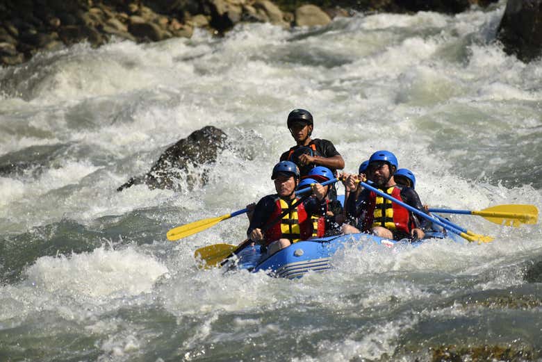 Encarando los rápidos del río Samaná