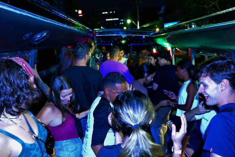 Bailando en la chiva rumbera