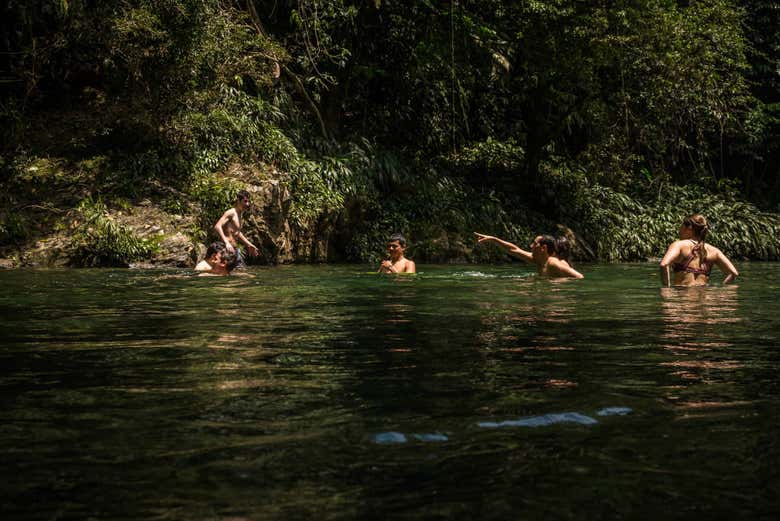 Desfrutando de um banho no "rio Mágico"