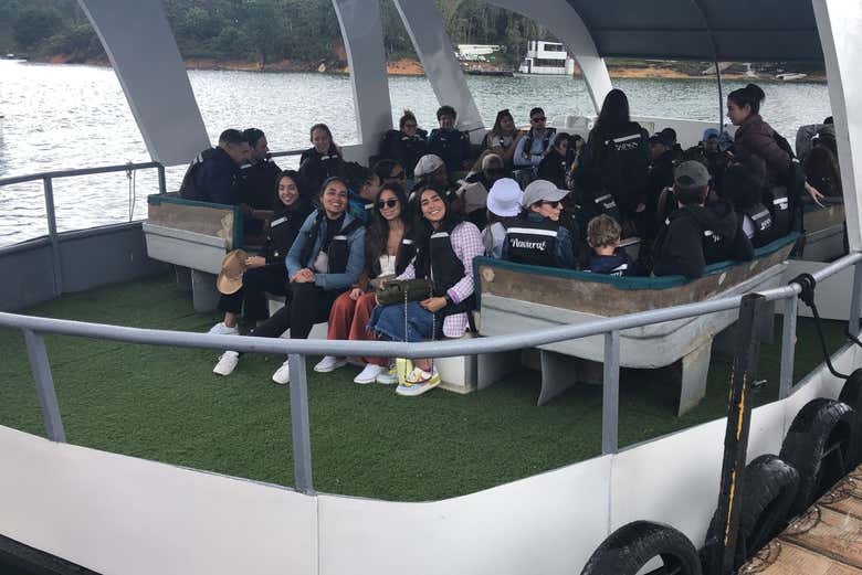 Disfrutando del paseo en barco por el embalse Peñol-Guatapé