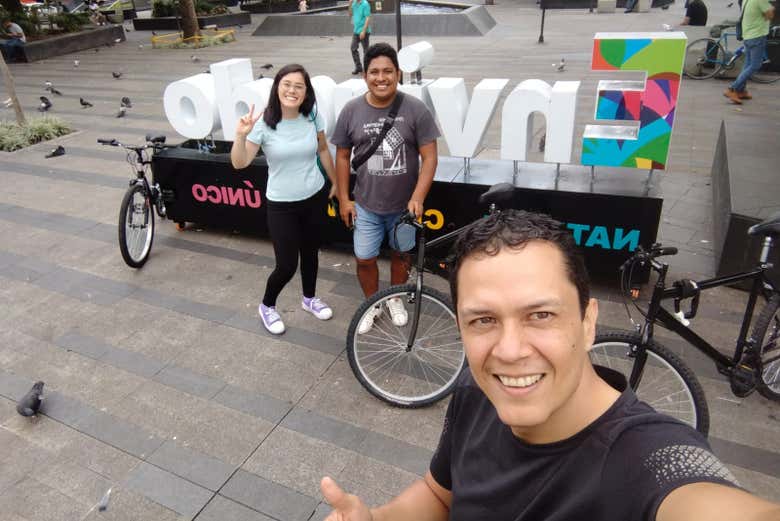 Foto ao lado do letreiro de Envigado