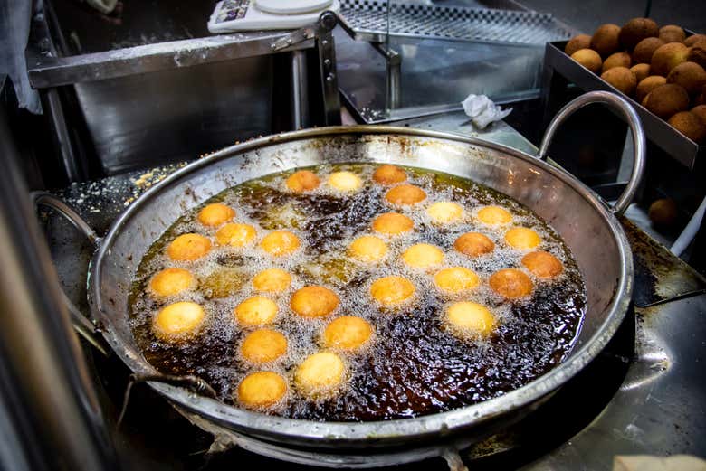 Probad los crujientes y esponjosos buñuelos de queso