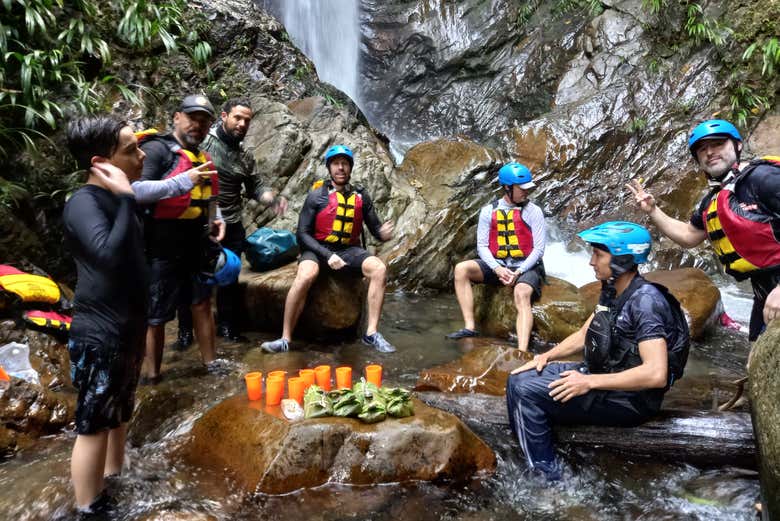 Cascada en medio de la ruta