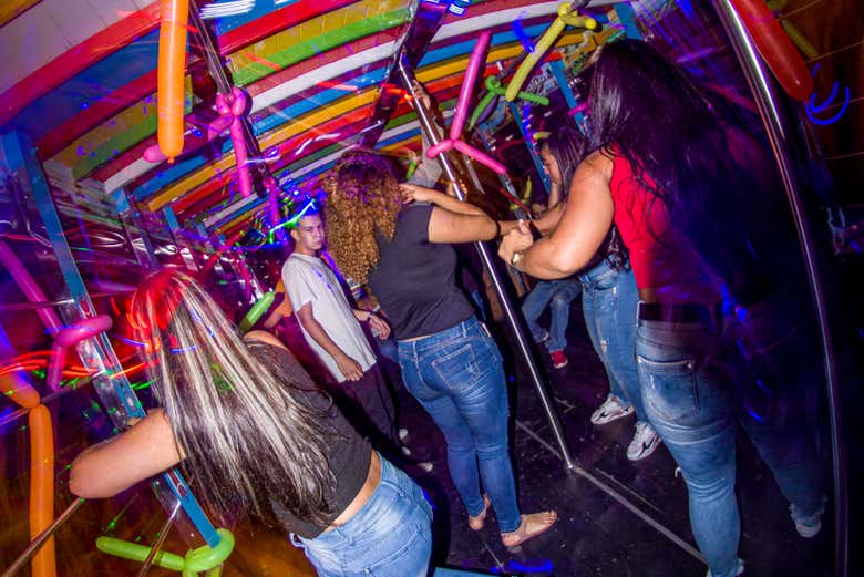 Interior da chiva rumbera