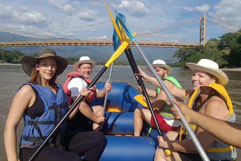 Celebrando el recorrido de rafting con los remos en alto