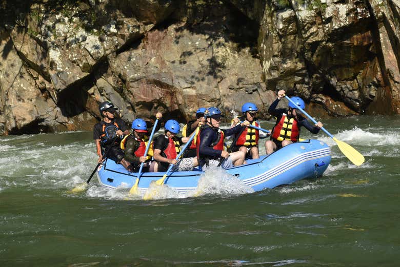 Disfrutando del rafting en el río Santo Domingo
