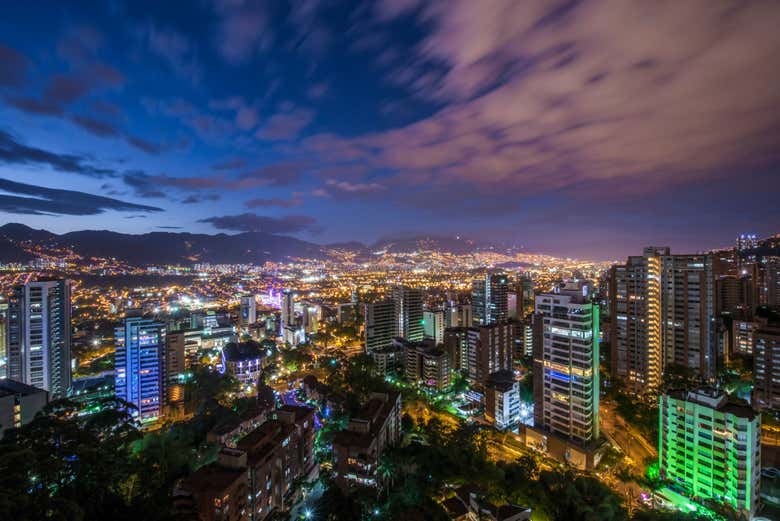 Edifícios de El Poblado iluminados à noite